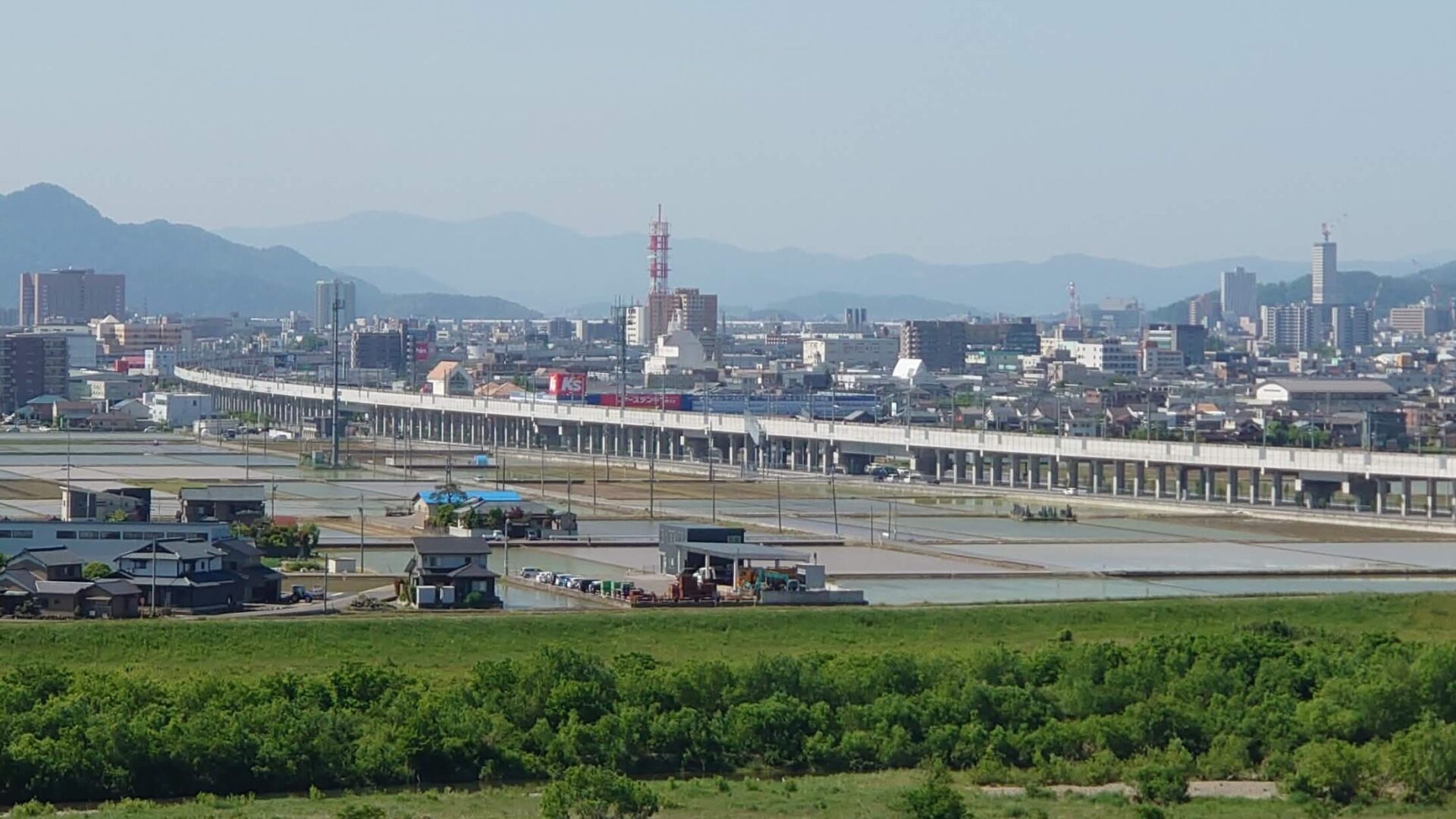 福井県の北陸新幹線ビュースポット（撮影地）「森田配水塔「マイアクア」」南側方面
